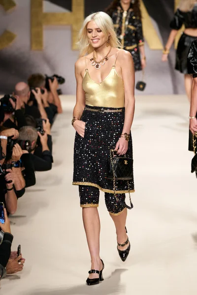 Look 16